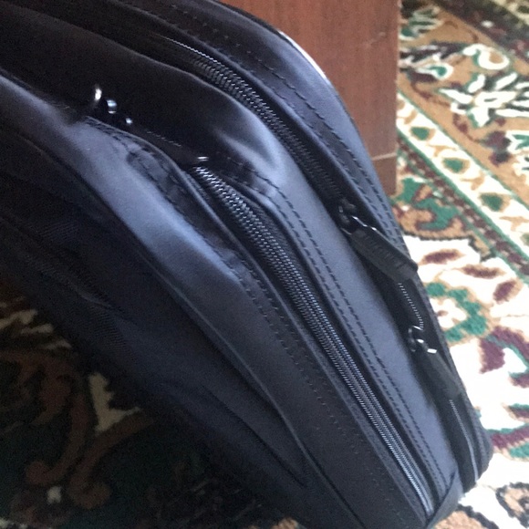 Targus padding laptop bag- black color - Picture 5 of 16